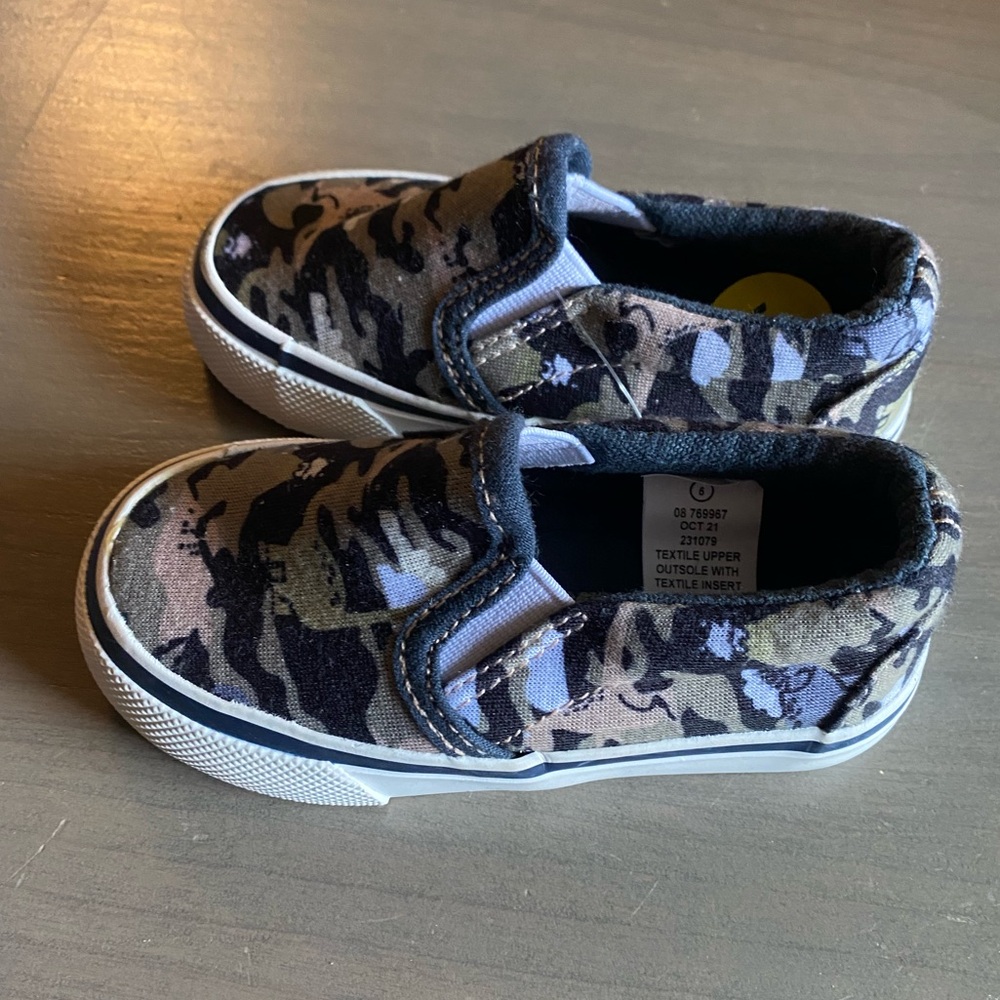 New with tags boys Tommy Bahama camo slip on sneakers size 5 Green and Black